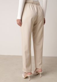 Born2be - Beżowe Eleganckie Spodnie Cygaretki z Wysokim Stanem i Paskiem z Klamerką Diminas. Okazja: na co dzień. Stan: podwyższony. Kolor: beżowy. Materiał: lakier. Wzór: gładki. Styl: elegancki #3