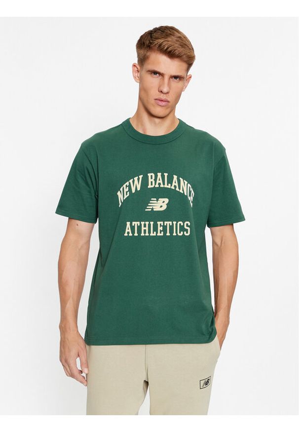 New Balance T-Shirt Athletics Varsity Graphic T-Shirt MT33551 Zielony Regular Fit. Kolor: zielony. Materiał: bawełna