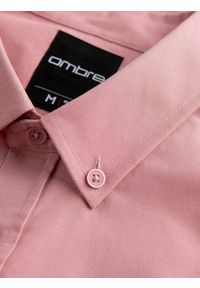 Ombre Clothing - Męska koszula bawełniana REGULAR FIT z kieszenią - różowa V3. Typ kołnierza: kołnierzyk klasyczny. Kolor: różowy. Materiał: bawełna. Długość rękawa: długi rękaw. Długość: długie. Styl: klasyczny #3