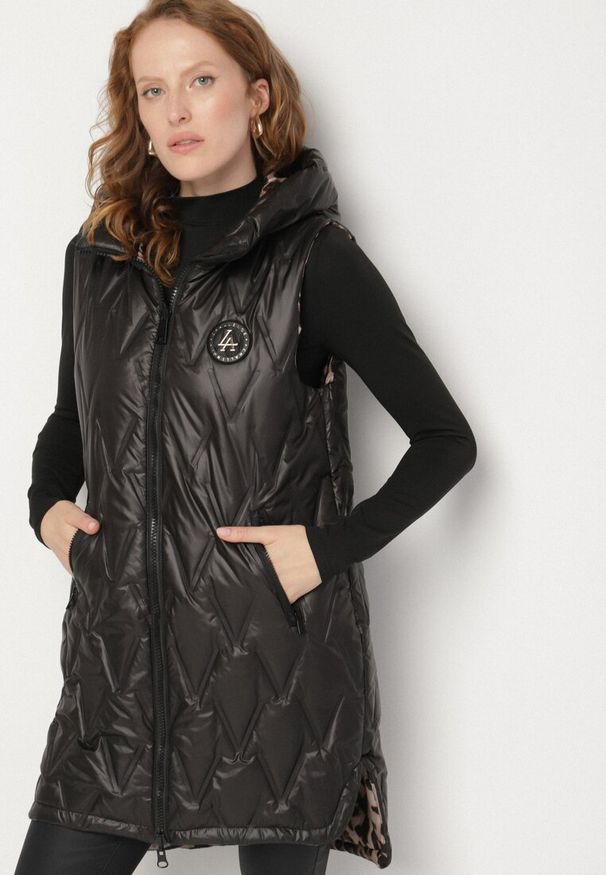 Born2be - Czarna Dwustronna Pikowana Kamizelka z Kapturem Ennorwe. Okazja: na co dzień, na spacer. Typ kołnierza: kaptur. Kolor: czarny. Materiał: jeans. Sezon: jesień. Styl: klasyczny, casual