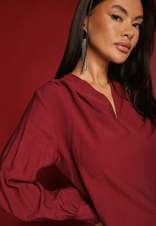 Renee - Bordowa Bluzka z Bufiastymi Rękawami i Trójkątnym Dekoltem Hilko. Okazja: na co dzień. Kolor: czerwony. Materiał: wiskoza. Styl: elegancki, casual
