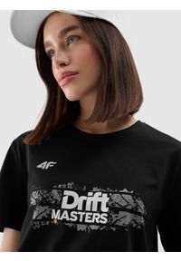 4f - T-shirt regular z nadrukiem uniseks 4F x Drift Masters - czarny. Okazja: na co dzień. Kolor: czarny. Materiał: jersey, dzianina, bawełna. Wzór: nadruk. Styl: casual, klasyczny, sportowy