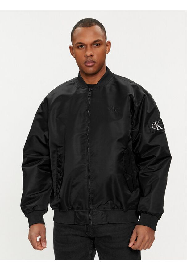 Calvin Klein Jeans Kurtka bomber J30J325110 Czarny Relaxed Fit. Kolor: czarny. Materiał: syntetyk