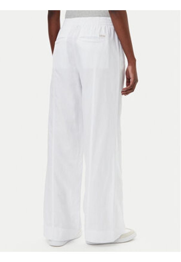 Calvin Klein Jeans Spodnie materiałowe J20J225340 Biały Relaxed Fit. Kolor: biały. Materiał: bawełna