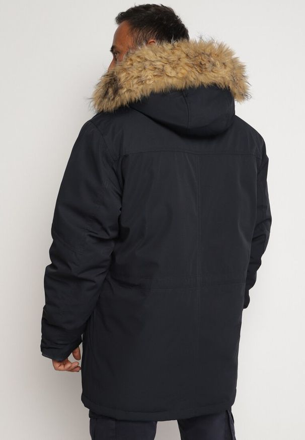 Born2be - Granatowa Zimowa Kurtka z Kapturem Ozdobionym Futerkiem Vanathi. Typ kołnierza: kaptur. Kolekcja: plus size. Kolor: niebieski. Materiał: futro. Wzór: aplikacja. Sezon: zima