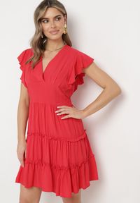 Born2be - Czerwona Gładka Sukienka Mini Taliowana z Falbankami Wokół Ramion Zynnas. Typ kołnierza: kołnierz z falbankami. Kolor: czerwony. Wzór: gładki. Sezon: lato. Długość: mini #4