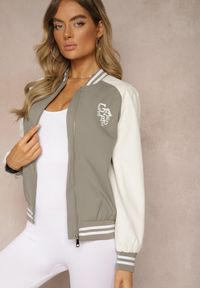 Renee - Zielona Kurtka w Stylu Bomberki Ozdobiona Paskami i Napisem Evislas. Okazja: na co dzień. Kolor: zielony. Materiał: jeans. Wzór: napisy, aplikacja. Styl: casual, klasyczny, street #4