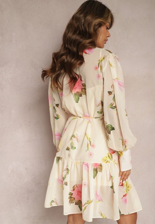 Renee - Jasnobeżowa Plisowana Sukienka Midi z Kwiatowym Wzorem z Paskiem i Guzikami Jazai. Kolor: beżowy. Wzór: kwiaty. Długość: midi