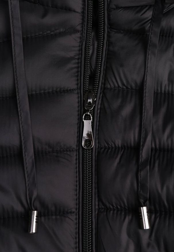 Renee - Czarna Pikowana Kurtka Przejściowa z Kapturem z Możliwością Odpięcia Feziel. Typ kołnierza: kaptur. Kolor: czarny. Materiał: jeans. Styl: elegancki