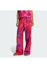 Adidas - SPODNIE DRESOWE ADIDAS x FARM RIO HOUSE OF TIRO. Kolor: czerwony, fioletowy, wielokolorowy, biały. Materiał: dresówka. Sport: fitness #1