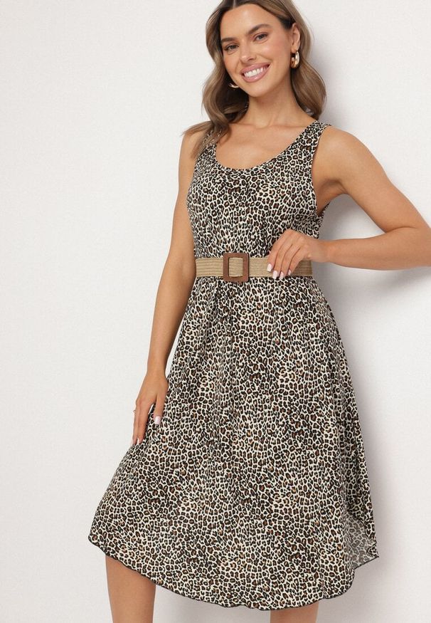 Born2be - Jasnobeżowa Rozkloszowana Sukienka z Bawełny w Panterkę Natiloria. Okazja: na co dzień. Kolor: beżowy. Materiał: bawełna. Długość rękawa: długi rękaw. Wzór: motyw zwierzęcy. Styl: casual, elegancki