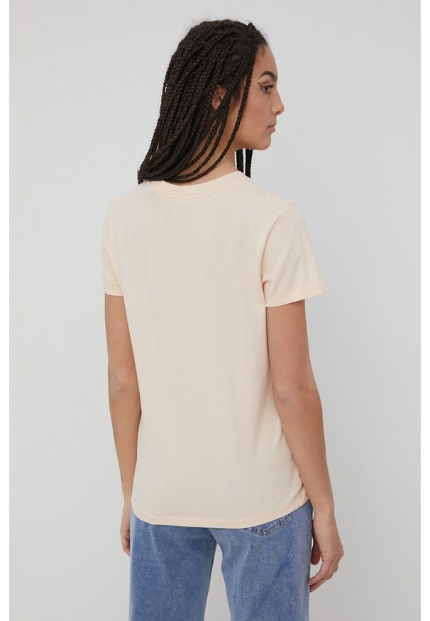 Levi's® - Levi's t-shirt bawełniany kolor pomarańczowy. Okazja: na spotkanie biznesowe. Kolor: pomarańczowy. Materiał: bawełna. Długość rękawa: krótki rękaw. Długość: krótkie. Wzór: aplikacja. Styl: biznesowy