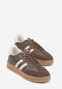 Renee - Brązowe Sneakersy na Niskiej Platformie z Paskami na Boku Mevalin. Zapięcie: pasek. Kolor: brązowy. Materiał: jeans. Szerokość cholewki: normalna. Obcas: na platformie #7