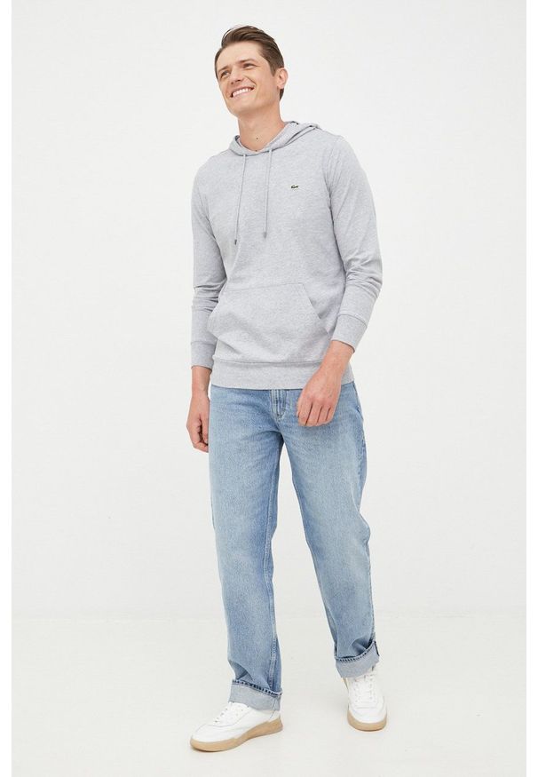 Lacoste bluza męska kolor szary z kapturem gładka. Okazja: na co dzień. Typ kołnierza: kaptur. Kolor: szary. Materiał: dzianina. Wzór: gładki. Styl: casual
