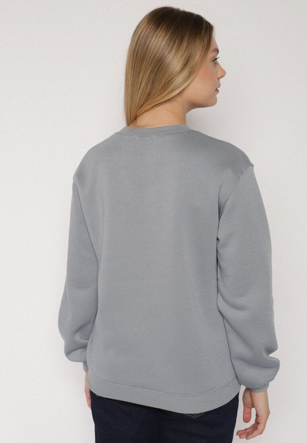 Born2be - Szara Bluza z Bawełną Ozdobiona Przeszyciami Fezoria. Okazja: na co dzień. Kolor: szary. Materiał: bawełna. Wzór: aplikacja. Styl: klasyczny, casual