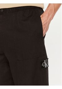 Calvin Klein Jeans Spodnie materiałowe J30J325126 Czarny Regular Fit. Kolor: czarny. Materiał: bawełna #5