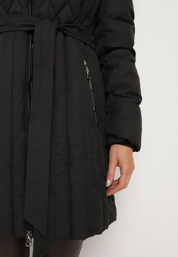 Born2be - Czarna Kurtka z Pionowymi Pikowanymi Przeszyciami i Kapturem z Futrem Wiązana w Pasie Leoriya. Okazja: na co dzień. Kolor: czarny. Materiał: futro. Styl: casual
