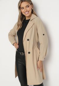 Born2be - Beżowy Dwurzędowy Płaszcz z Bawełną i Regulowanymi Rękawami Ściągany z Tyłu Paskiem Mevalina. Okazja: do pracy. Kolor: beżowy. Materiał: bawełna. Styl: elegancki, klasyczny #1