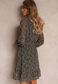 Renee - Czarna Sukienka z Kopertowym Dekoltem i Gumką w Talii Adedora. Kolor: czarny. Materiał: materiał. Typ sukienki: kopertowe. Długość: mini #3