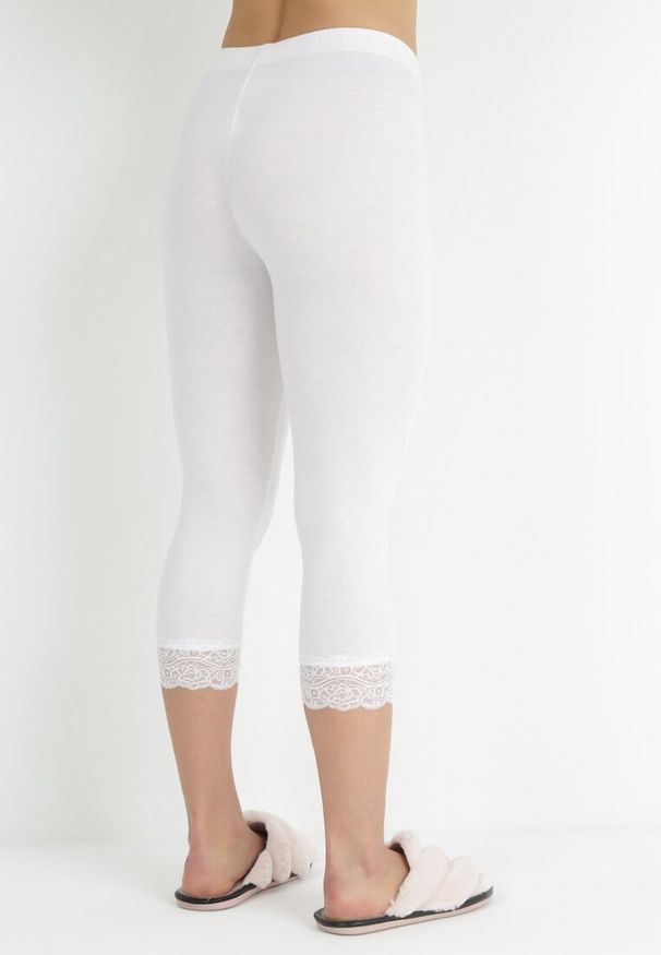 Born2be - Białe Legginsy z Nogawką 3/4 i Gumką w Pasie Hypasia. Okazja: na co dzień. Kolor: biały. Materiał: koronka. Wzór: koronka. Styl: casual