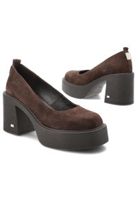 Półbuty damskie Karino, ze skóry naturalnej zamszowej z zabudowanym przodem i gładką cholewką fason wsuwany z zaokrąglonym noskiem, brązowe, 5996/015. Okazja: na spotkanie biznesowe. Kolor: brązowy. Materiał: zamsz, skóra. Szerokość cholewki: normalna. Wzór: gładki. Obcas: na platformie. Styl: biznesowy, retro #5