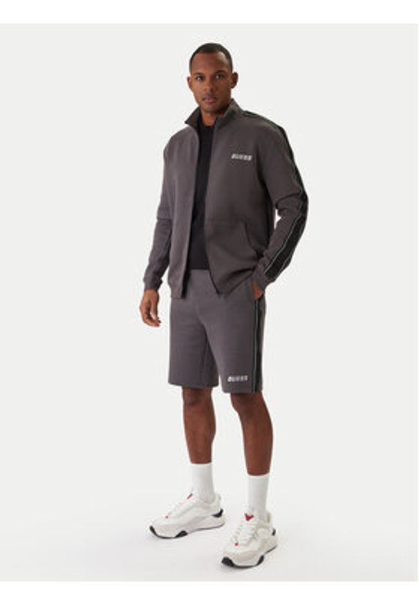Guess Szorty materiałowe Z4RD04 KB3P2 Szary Regular Fit. Kolor: szary. Materiał: syntetyk