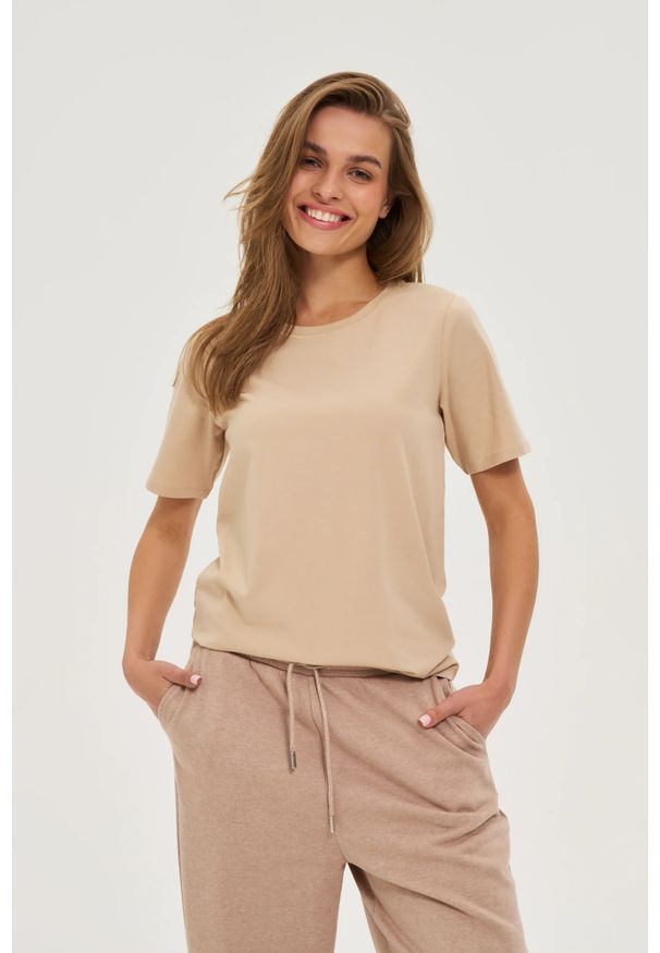 MOODO - Gładki t-shirt beżowy. Kolor: beżowy. Materiał: bawełna, elastan. Wzór: gładki
