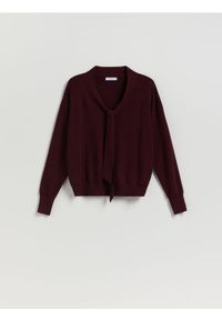 Reserved - Sweter z ozdobnym wiązaniem - bordowy. Kolor: czerwony. Materiał: wełna, dzianina