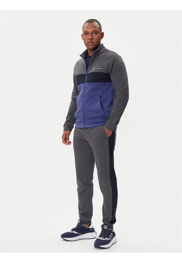 EA7 Emporio Armani Dres 7M000941 AF10377 U8117 Szary Regular Fit. Kolor: szary. Materiał: bawełna