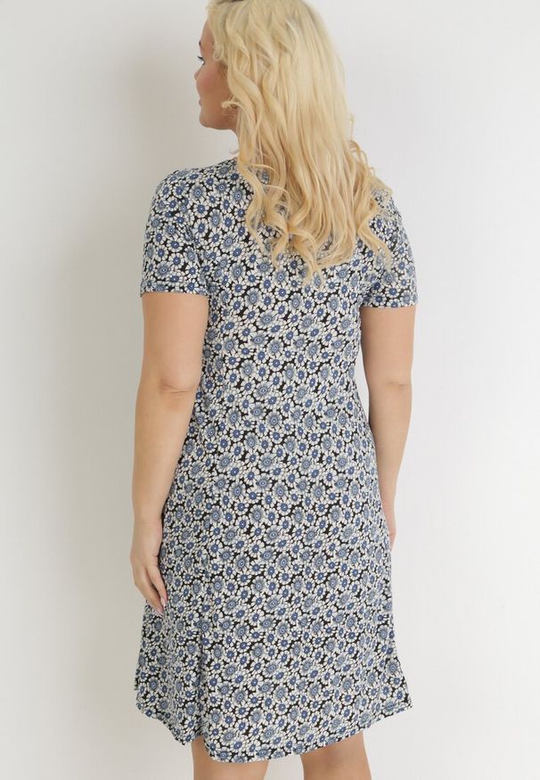 Born2be - Niebiesko-Granatowa Trapezowa Sukienka Mini w Kwiatowy Wzór Aganis. Kolor: niebieski. Materiał: materiał. Długość rękawa: krótki rękaw. Wzór: kwiaty. Typ sukienki: trapezowe. Długość: mini