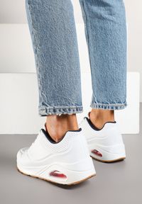 Renee - Biało-Granatowe Sneakersy Ozdobione Przezroczystą Wstawką Daneloren. Okazja: na spacer, na co dzień. Nosek buta: okrągły. Kolor: biały. Materiał: jeans. Wzór: aplikacja. Obcas: na płaskiej podeszwie. Sport: turystyka piesza #3