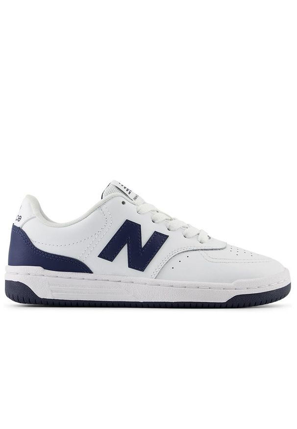 Buty młodzieżowe New Balance GSB80WB - białe. Okazja: na co dzień. Kolor: biały. Materiał: materiał, syntetyk. Szerokość cholewki: normalna. Sport: turystyka piesza