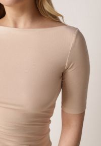Born2be - Beżowy Wiskozowy T-shirt o Dopasowanym Kroju z Dekoltem w Łódkę Idahphaeia. Okazja: na co dzień, na spotkanie biznesowe, do pracy. Kolor: beżowy. Materiał: wiskoza. Wzór: aplikacja. Styl: casual, biznesowy, klasyczny #2