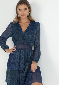 Born2be - Granatowa Sukienka Błyszcząca z Falbanami i Gumką w Pasie Limite. Okazja: na spacer, na co dzień, na spotkanie biznesowe. Typ kołnierza: dekolt kopertowy, dekolt w kształcie V. Kolor: niebieski. Wzór: aplikacja. Typ sukienki: kopertowe. Styl: casual, biznesowy #5