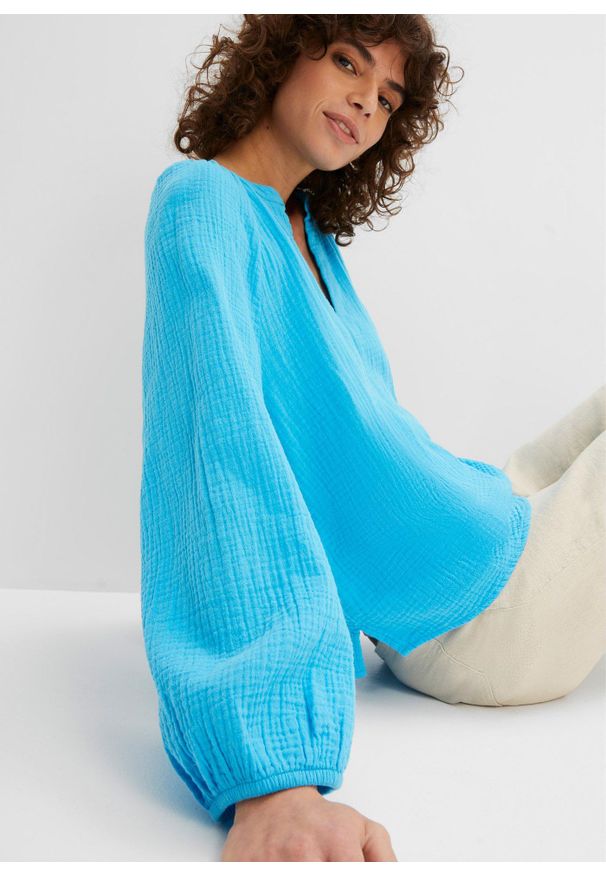 bonprix - Bluzka muślinowa oversize. Typ kołnierza: dekolt w serek. Kolor: niebieski. Materiał: bawełna. Sezon: lato