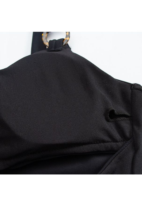 Intica - Strój kąpielowy jednoczęściowy z nowoczesnymi wycięciami Alicia. Kolor: różowy. Materiał: materiał