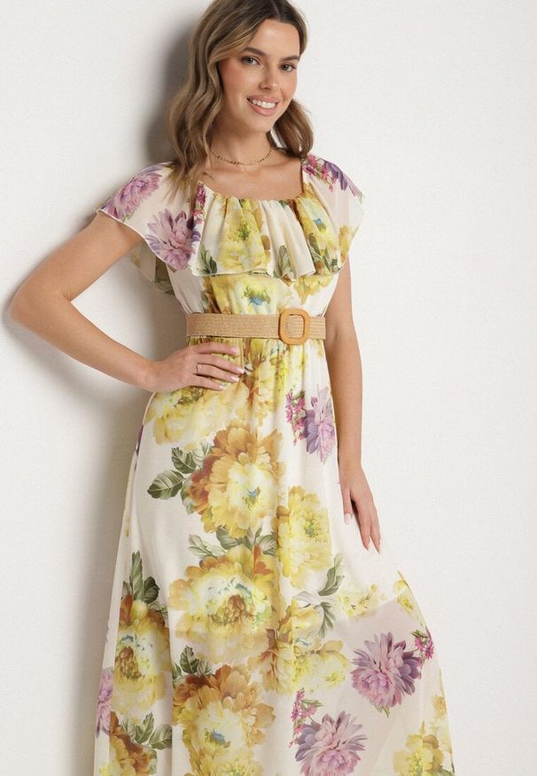 Born2be - Żółta Sukienka Typu Hiszpanka w Kwiaty z Paskiem Sademire. Okazja: na co dzień. Typ kołnierza: dekolt hiszpanka. Kolor: żółty. Wzór: kwiaty. Styl: casual
