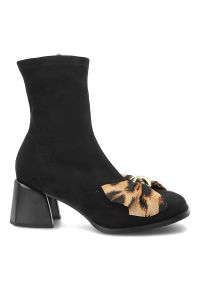 Czarne Botki S.Barski Eleganckie Buty Damskie Z Kokardą. Okazja: na co dzień. Kolor: czarny. Materiał: materiał. Szerokość cholewki: normalna. Wzór: motyw zwierzęcy, aplikacja. Obcas: na obcasie. Styl: elegancki. Wysokość obcasa: średni #7