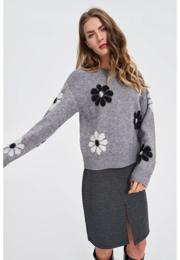 MOODO - Sweter w kwiaty szary. Kolor: szary. Materiał: poliamid, akryl, poliester. Wzór: kwiaty