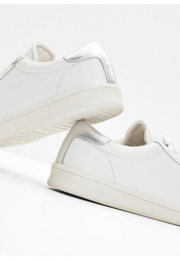 bonprix - Sneakersy skórzane. Kolor: biały. Materiał: skóra