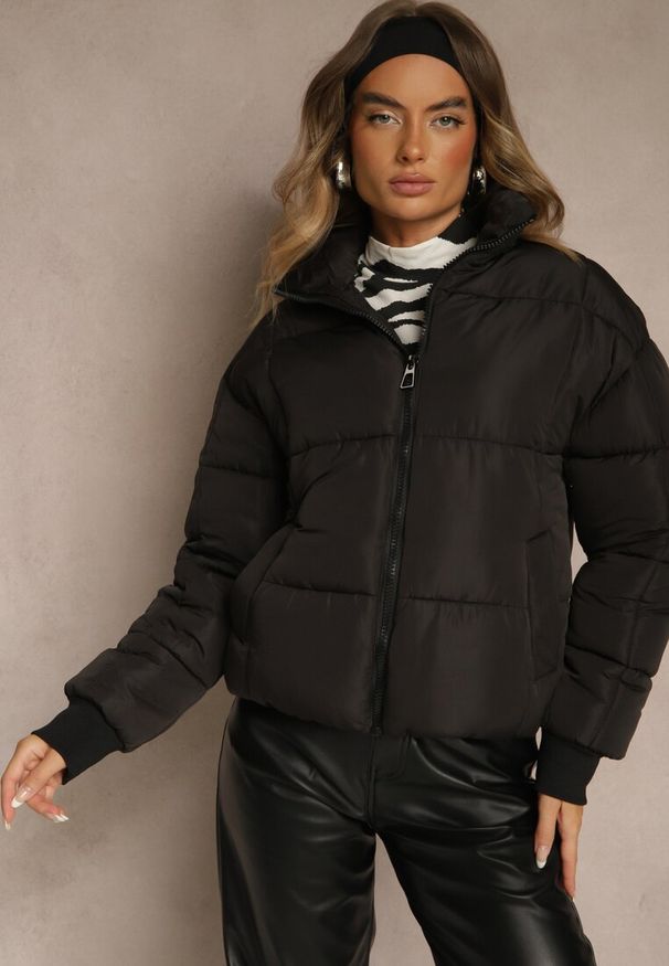 Renee - Czarna Kurtka Puffer z Pikowanymi Przeszyciami i Ściągaczami przy Rękawach Cenilea. Okazja: na co dzień. Typ kołnierza: kaptur. Kolor: czarny. Materiał: jeans, poliester. Styl: casual, elegancki