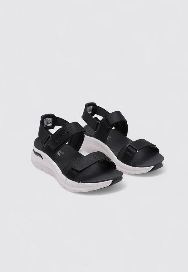 skechers - Sandały SKECHERS ARCH FIT 2.0 Czarny. Okazja: na plażę. Kolor: czarny. Materiał: tkanina. Styl: sportowy