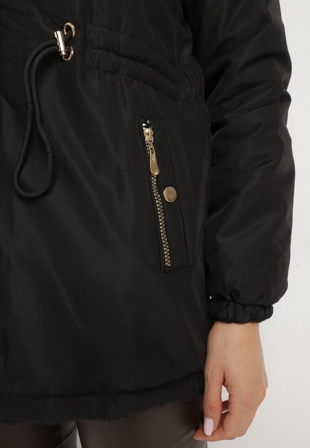 Born2be - Czarna Dwustronna Kurtka Parka z Odpinanym Kapturem i Futrzaną Podszewką Zinnalea. Okazja: na spacer. Kolor: czarny. Materiał: futro. Wzór: gładki. Styl: elegancki