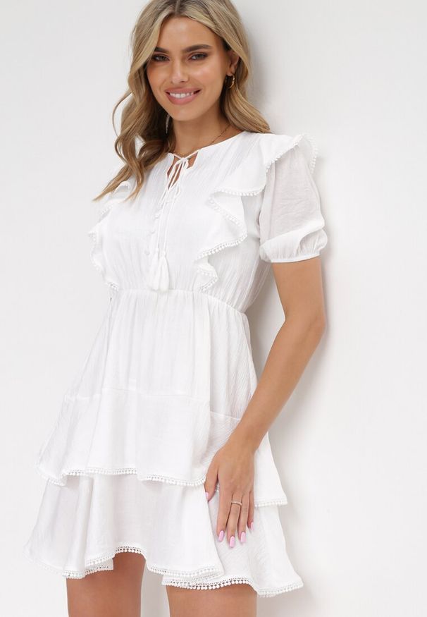 Born2be - Biała Rozkloszowana Sukienka Mini z Gumką w Talii i Koronkowymi Wstawkami Kiva. Typ kołnierza: kołnierz z falbankami. Kolor: biały. Materiał: koronka. Długość rękawa: krótki rękaw. Sezon: wiosna, lato. Długość: mini