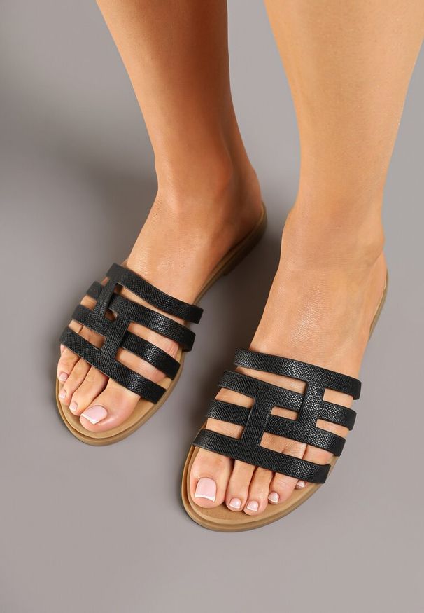 Renee - Czarne Klapki z Przeplatanymi Paskami Selvisa. Okazja: na co dzień. Kolor: czarny. Sezon: lato. Styl: elegancki, casual