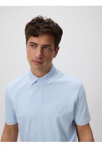 Reserved - Koszulka polo regular fit - jasnoniebieski. Typ kołnierza: polo. Kolor: niebieski. Materiał: dzianina, bawełna #1