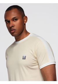 Ombre Clothing - Męski t-shirt z kontrastowymi lampasami – kremowy V7 - Rozmiar: L. Okazja: na co dzień. Kolor: kremowy. Materiał: materiał, jersey, poliester, bawełna. Wzór: melanż, aplikacja. Styl: klasyczny, sportowy, casual #4