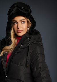 Renee - Czarna Kurtka Długa Pikowana z Kapturem Ozdobiona Napami i Plisą Acosa. Okazja: na co dzień. Typ kołnierza: kaptur. Kolor: czarny. Materiał: jeans, tkanina. Długość: długie. Wzór: aplikacja. Sezon: zima. Styl: elegancki, casual #5