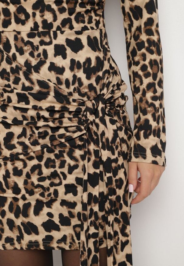 Born2be - Ciemnobeżowa Dopasowana Sukienka Dzianinowa w Panterkę z Ozdobnym Marszczeniem Trilabina. Okazja: na co dzień. Kolor: beżowy. Materiał: dzianina. Długość rękawa: długi rękaw. Wzór: motyw zwierzęcy. Typ sukienki: dopasowane. Styl: casual, elegancki, klasyczny
