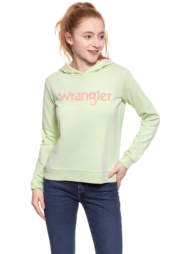 Wrangler - BLUZA WRANGLER DAMSKA RETRO KABEL HDY PASTEL GREEN W600RICUG. Typ kołnierza: kaptur. Kolor: zielony. Wzór: nadruk. Styl: retro